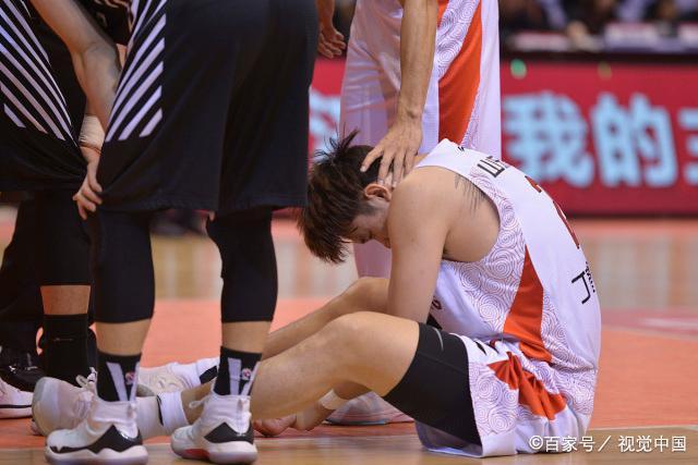 包含赛地聚焦：CBA常规赛集结日热度飙升，克里夫兰骑士队长鼓劲，气氛紧张，细节决定成败的词条