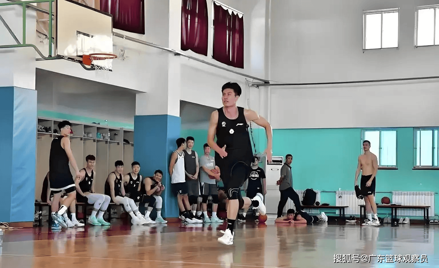 包含赛地聚焦：CBA常规赛集结日热度飙升，克里夫兰骑士队长鼓劲，气氛紧张，细节决定成败的词条